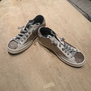 P448 - gold glitter shoes- size 40 (9.5)